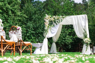 Açık havada düğün töreni için güzel ayarı