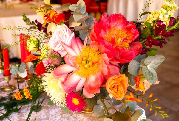 Tisch dekoriert, Blumenvasen. Nahaufnahme. Hochzeitskonzept — Stockfoto