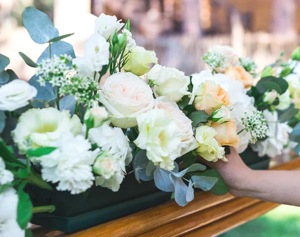 Ramo de flores organizar la decoración en el restaurante . — Foto de Stock