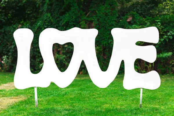 Vintage wooden inscription Love in the garden. — Stock Photo, Image