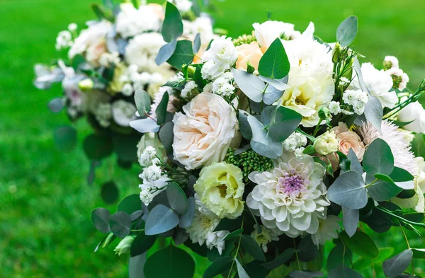 Flowers bouquet arrange for decoration in restaurant. — Stock Photo, Image