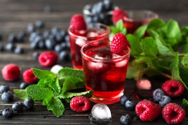 Taze kokteyl böğürtlen, ahududu, nane ve buz ile