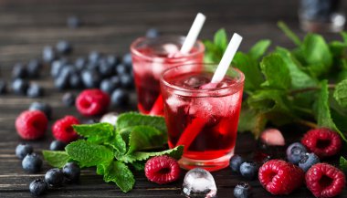 Taze kokteyl böğürtlen, ahududu, nane ve buz ile