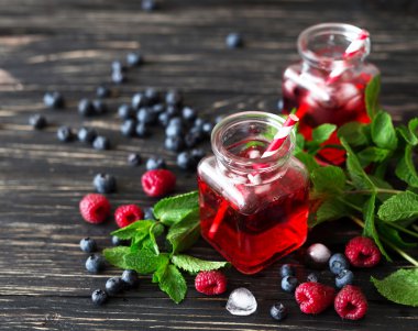 Taze kokteyl böğürtlen, ahududu, nane ve buz ile