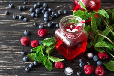 Taze kokteyl böğürtlen, ahududu, nane ve buz ile