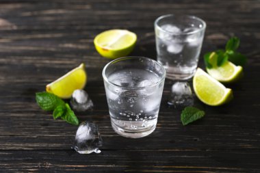 Soda su, buz, kireç ve nane kokteyli 