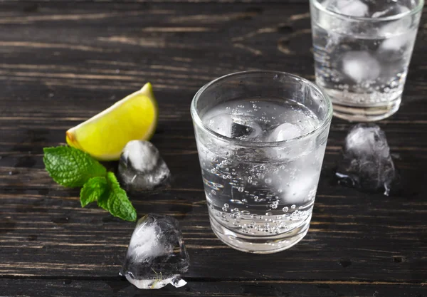 Cóctel con agua de soda, hielo, lima y menta — Foto de Stock