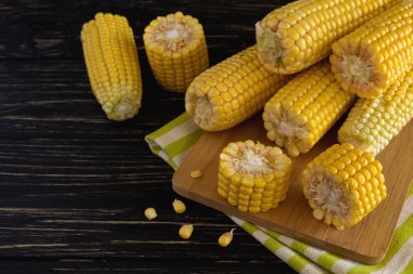 Taze tatlı mısır koçanı üzerinde