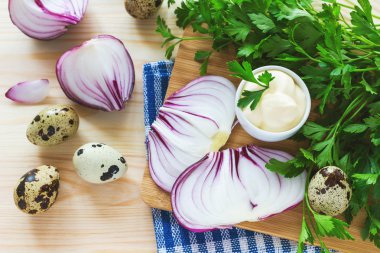 Taze ev yapımı beyaz sos mayonez ve baharatlar