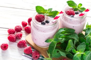 Ahududu meyve yüzlü ya da muzlu süt