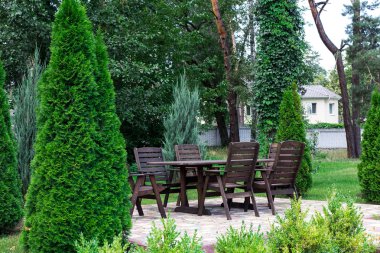  Ahşap masa ve alkış yaz bahçesinde