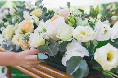 Çiçekler buket düzenlemek restoran olarak dekorasyon için.