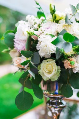 Çiçekler buket düzenlemek restoran olarak dekorasyon için.