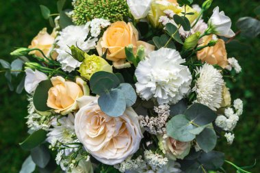 Çiçekler buket düzenlemek restoran olarak dekorasyon için.