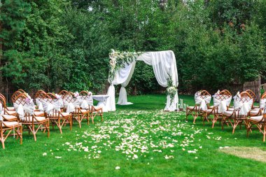 Açık havada düğün töreni için güzel ayarı