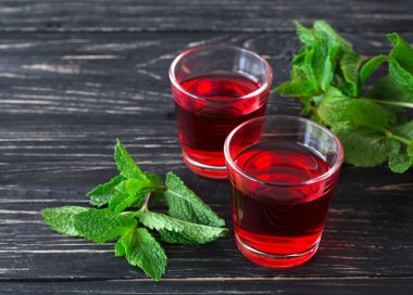 Taze Kırmızı Ahududu ve nane ile kokteyl