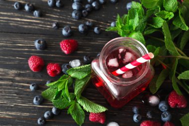 Taze kokteyl böğürtlen, ahududu, nane ve buz ile