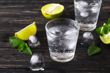 Soda su, buz, kireç ve nane kokteyli 