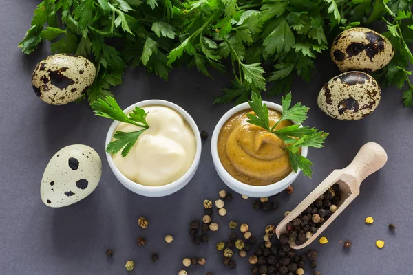 Verse zelfgemaakte sausen gele mosterd en witte mayonaise — Stockfoto