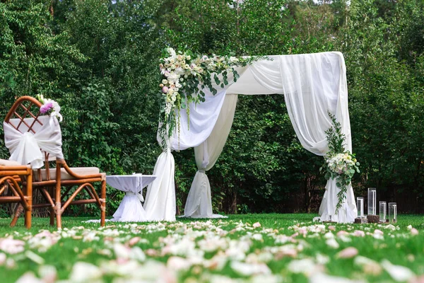 Прекрасная обстановка для свадебной церемонии на открытом воздухе — стоковое фото