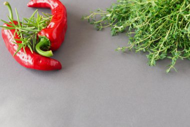 Taze organik kekik, biberiye ve kırmızı biber 