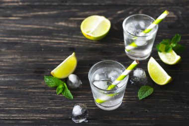 Soda su, buz, kireç ve nane kokteyli 