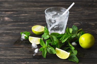Soda su, buz, kireç ve nane kokteyli 