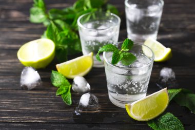 Soda su, buz, kireç ve nane kokteyli 