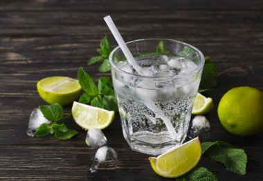 Soda su, buz, kireç ve nane kokteyli 