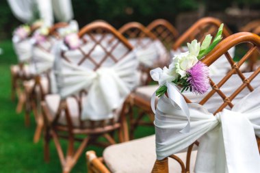 Sandalye düğün çiçekleri ile süslenmiş. Yakın çekim.