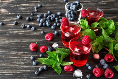 Taze kokteyl böğürtlen, ahududu, nane ve buz ile