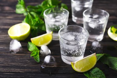 Soda su, buz, kireç ve nane kokteyli 