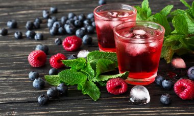 Taze kokteyl böğürtlen, ahududu, nane ve buz ile