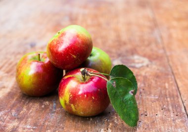 Kırmızı olgun elma, koyu ahşap masa. 