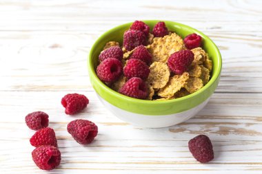 Beyaz ahşap masa üzerinde sağlıklı Mısır gevreği Kahvaltı