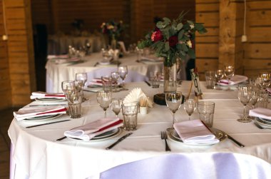 Mutfak eşyaları, çiçek vazo ile zarif güzel bir şekilde dekore edilmiş tablo