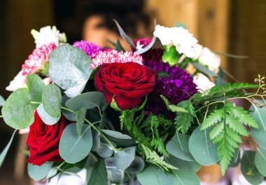 Restoran olarak dekorasyon için çiçek kompozisyonlar düzenlemek