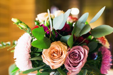 Restoran olarak dekorasyon için çiçek kompozisyonlar düzenlemek