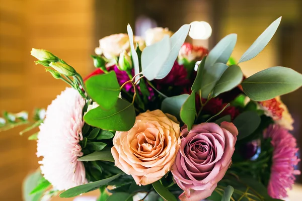 Composiciones de flores disponen para la decoración en el restaurante — Foto de Stock