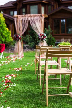 Açık havada düğün töreni için güzel bir ortam. Dekorasyon