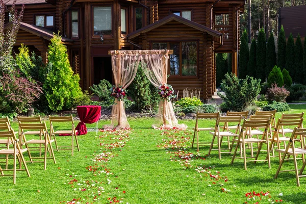Beautiful setting for outdoors wedding ceremony. Decoration — Stock Photo, Image