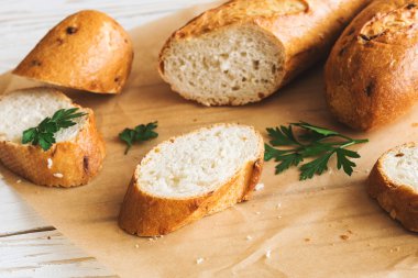 Fransız baget beyaz rustik masanın üzerine dilimlenmiş