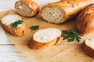 Fransız baget beyaz rustik masanın üzerine dilimlenmiş