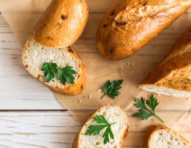 Fransız baget beyaz rustik masanın üzerine dilimlenmiş