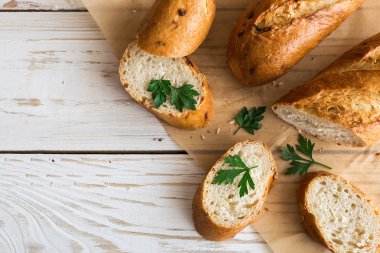 Fransız baget beyaz rustik masanın üzerine dilimlenmiş