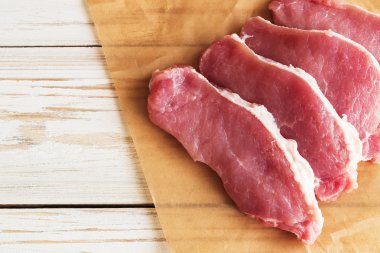 Tuz, biber ve roka ile taze çiğ domuz eti.  