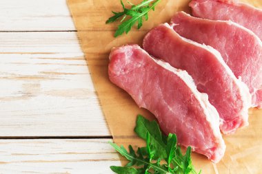 Tuz, biber ve roka ile taze çiğ domuz eti.  