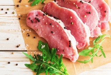 Tuz, biber ve roka ile taze çiğ domuz eti.  