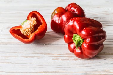 Ahşap arka plan üzerinde kırmızı biber. Hasat