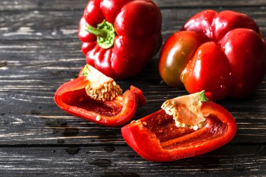 Ahşap arka plan üzerinde kırmızı biber. Hasat